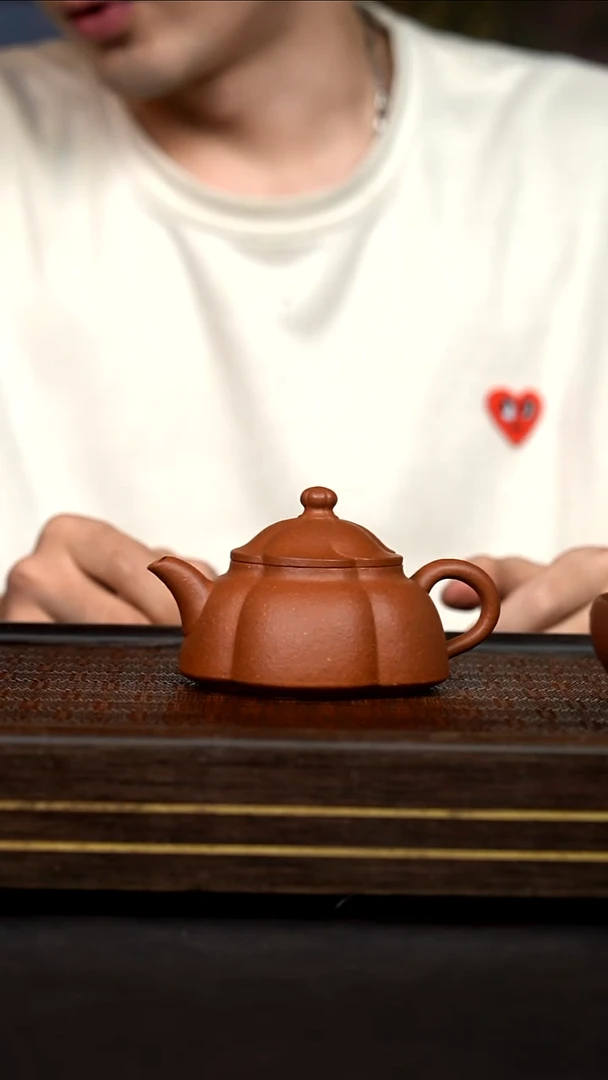 茶壶紫砂   筋纹风卷葵    老降坡泥     全手工  140cc