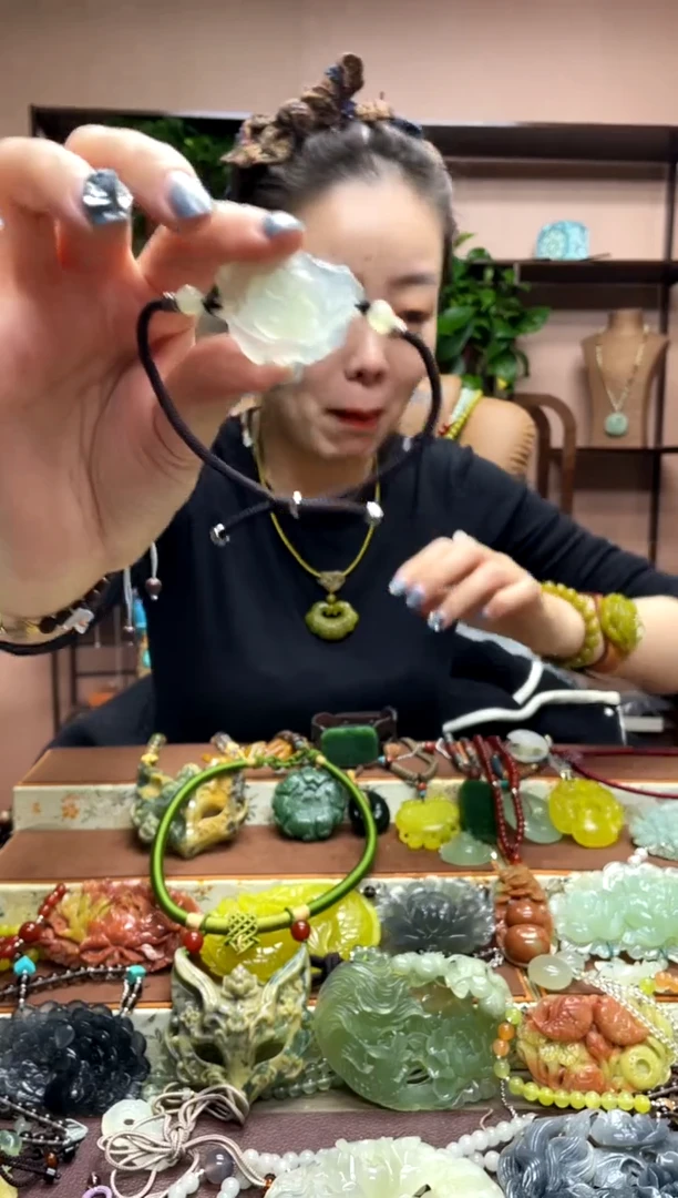 未镶嵌岫玉颈饰·1