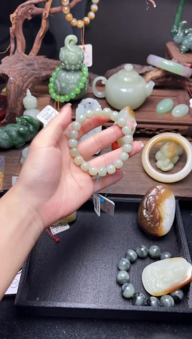 手串未镶嵌和田玉卡10且末青白 老型有瑕疵821209