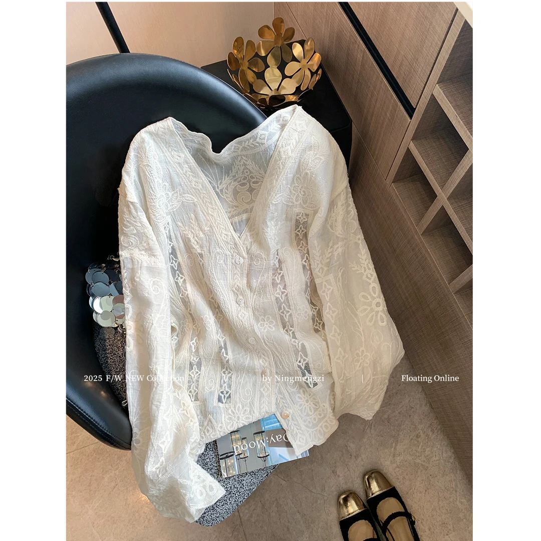 法式镂空蕾丝刺绣v领衬衫女秋季新款高级感温柔气质显瘦苎麻上衣