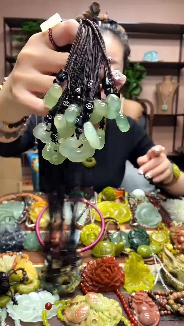 未镶嵌岫玉吊坠多样性发货发其中之一