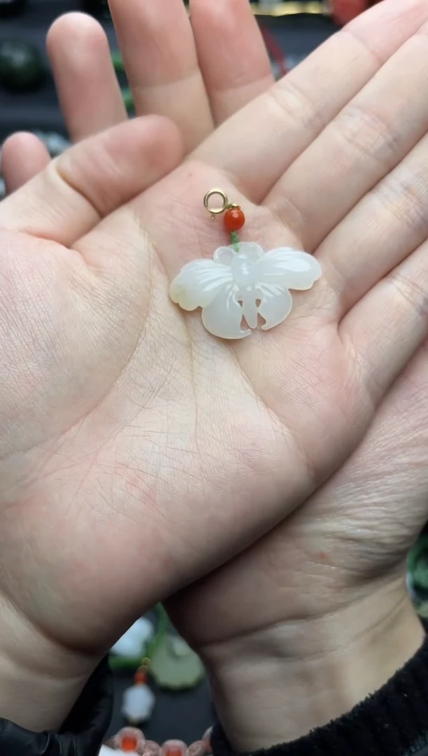 颈饰18K金镶嵌和田玉蝴蝶06
