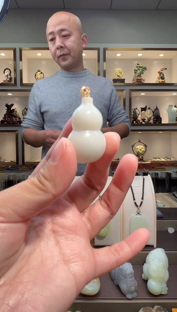 颈饰18K金镶嵌和田玉苏