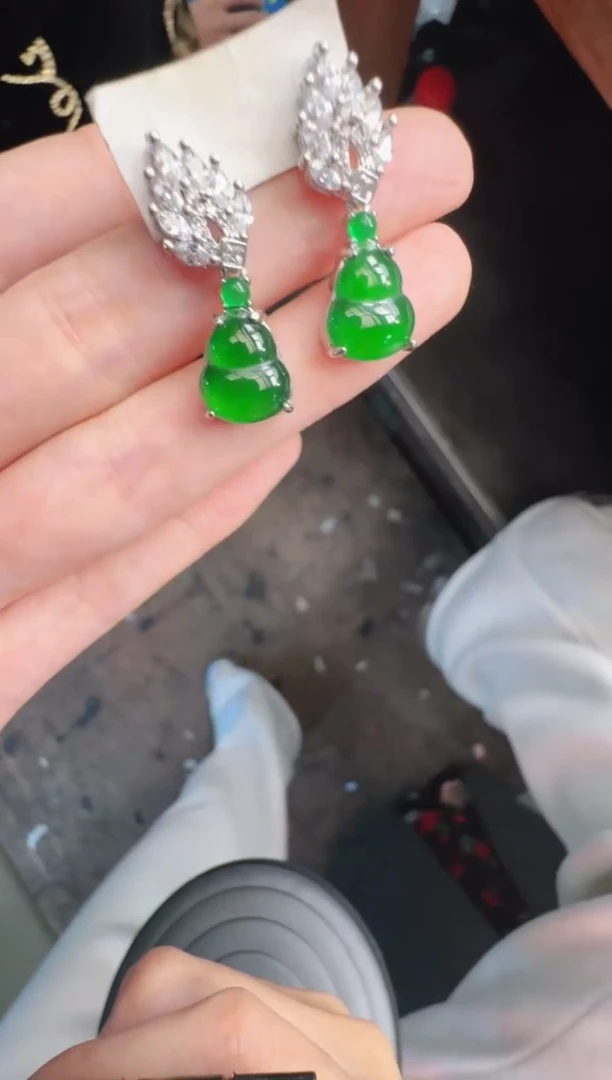 未镶嵌定制翡翠A货有轻微色差属于正常现象，耳坠多样性发货1