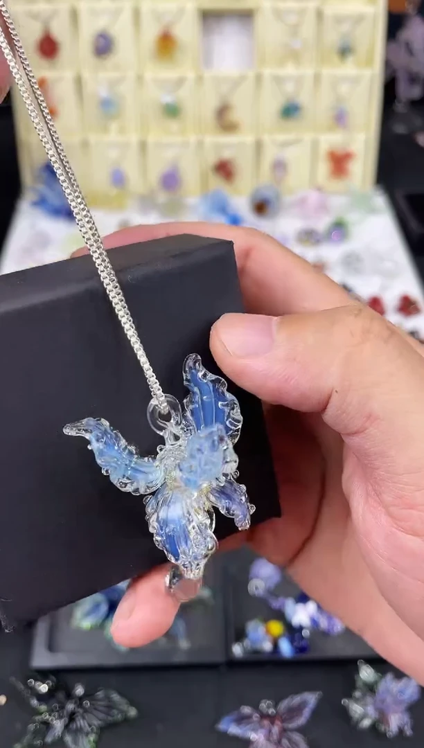 吊坠（赠链）玻璃一**安燕尾花吊坠