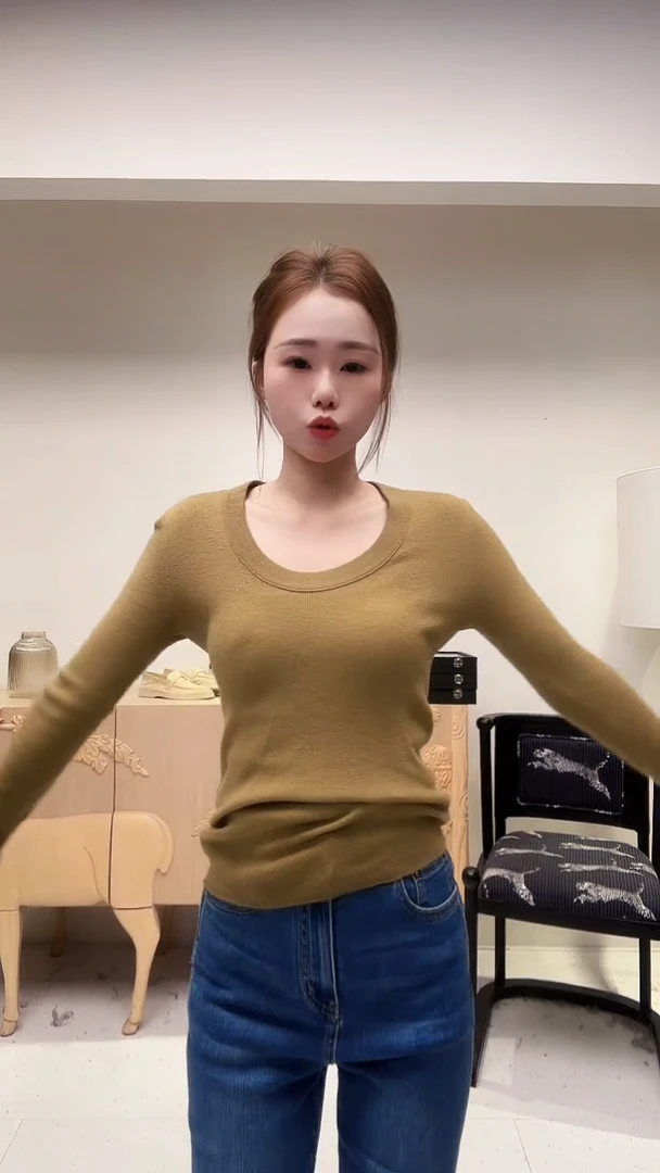 姜黄色圆领羊毛上衣