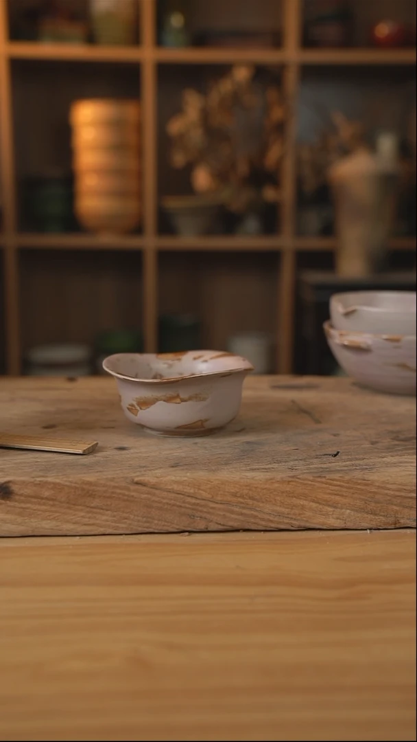 粉棕色的草帽米饭碗