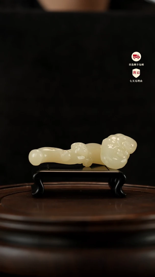 云南石竹叶青雕刻：灵芝手把件摆件