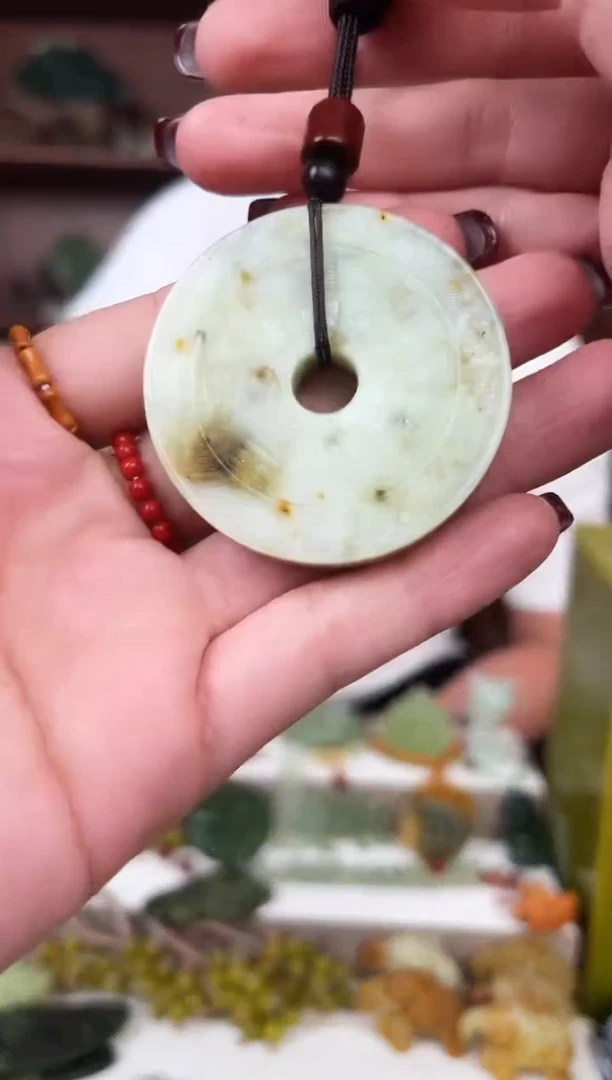 未镶嵌蛇纹石玉颈饰··