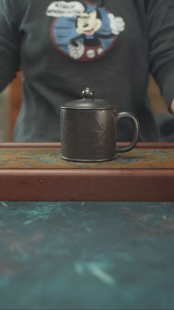 12.22 玄铁石黄 山水老板杯