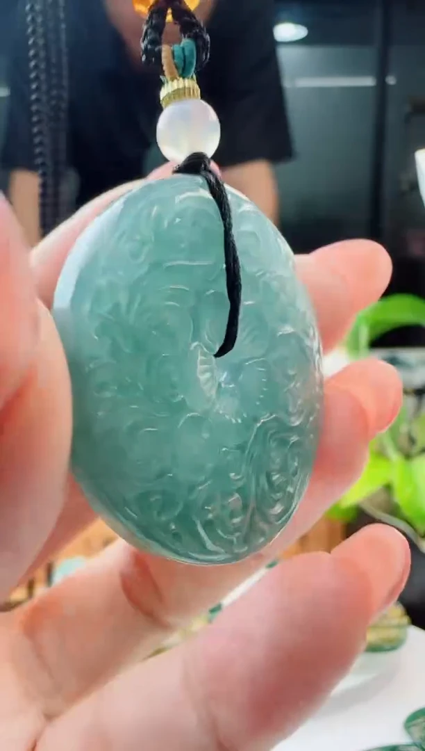 翡翠未镶嵌颈饰多样性发货其中一件