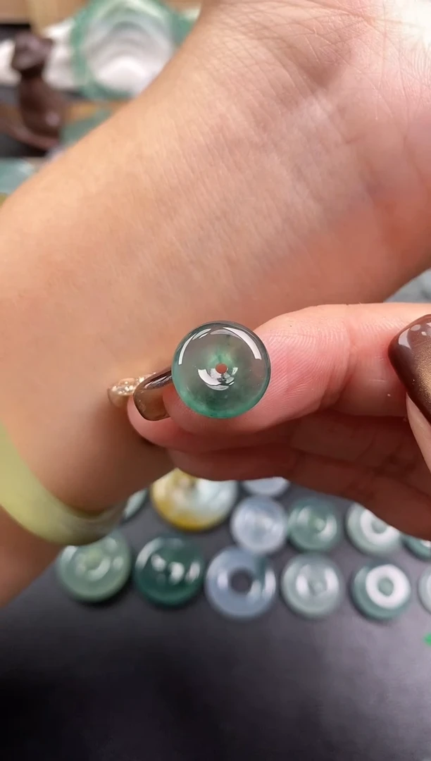 颈饰未镶嵌翡翠平安扣