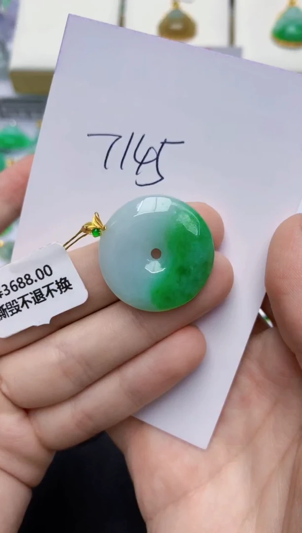 翡翠18K金镶嵌颈饰11111111