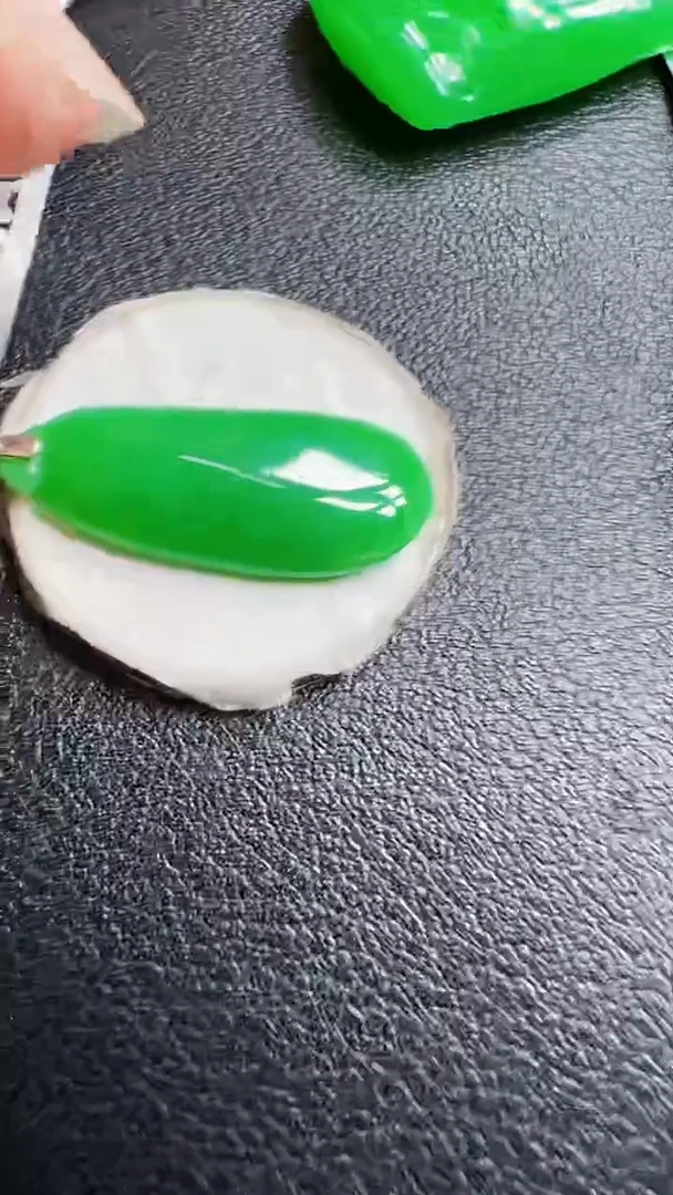 颈饰18K金镶嵌翡翠瓜
