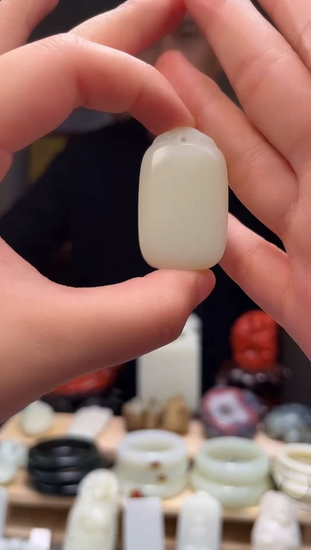 颈饰未镶嵌和田玉吊坠