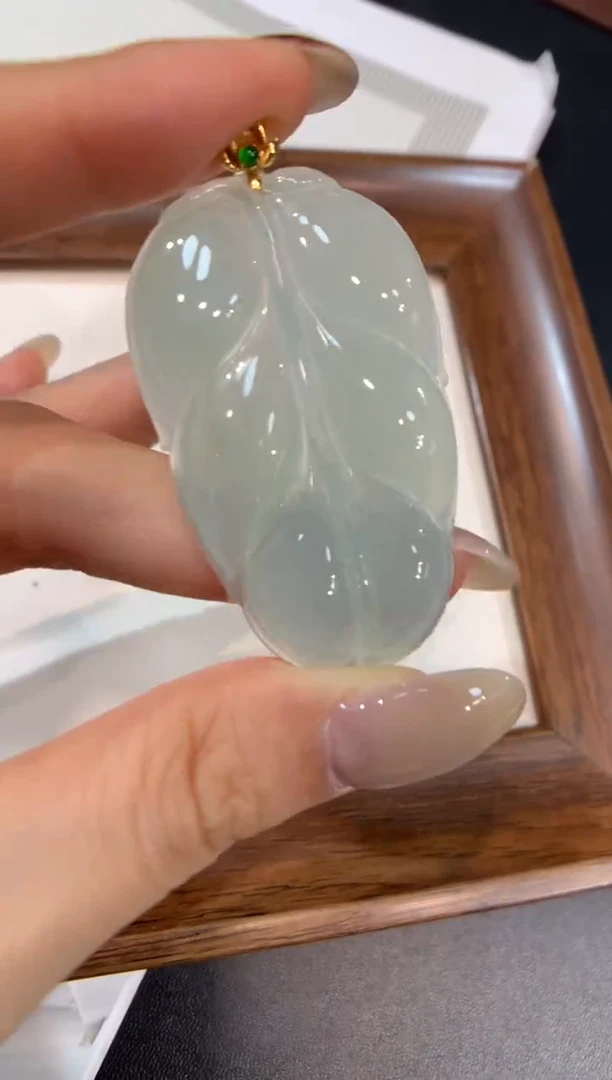 颈饰18K金镶嵌翡翠叶子