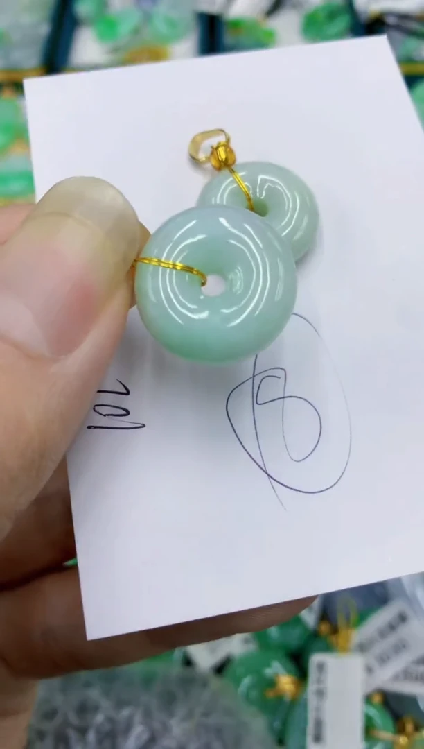 翡翠未镶嵌颈饰1111111111多样性发其一