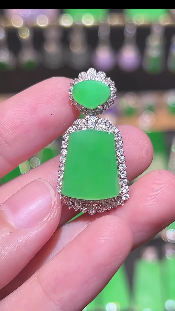 18K金镶嵌挂件翡翠1