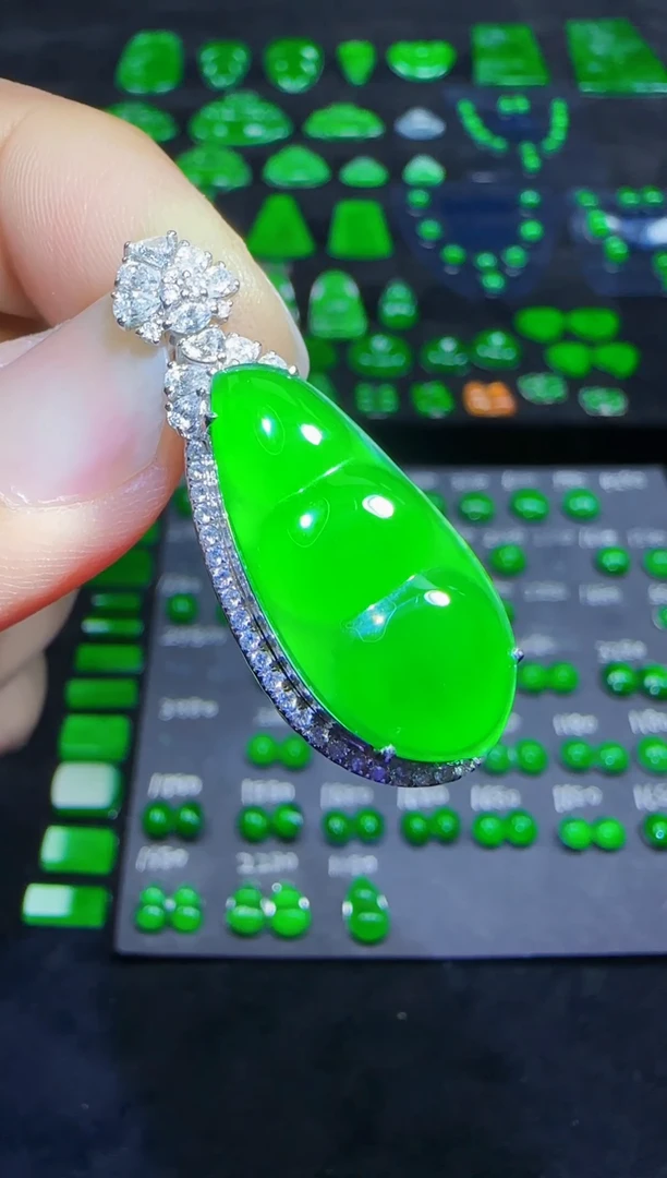 18K金镶嵌裸石翡翠天然翡翠A货福豆吊坠