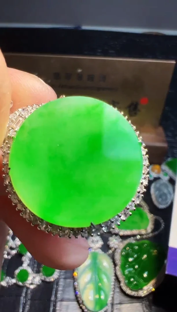 【闪购商品】翡翠颈饰18K金镶嵌翡翠回流
