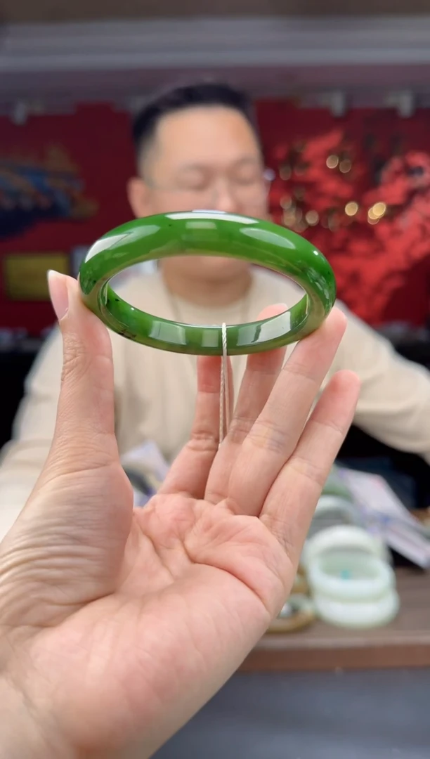颈饰未镶嵌和田玉碧玉阳绿正装手镯57+