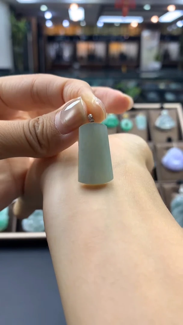 翡翠18K金镶嵌颈饰无事牌