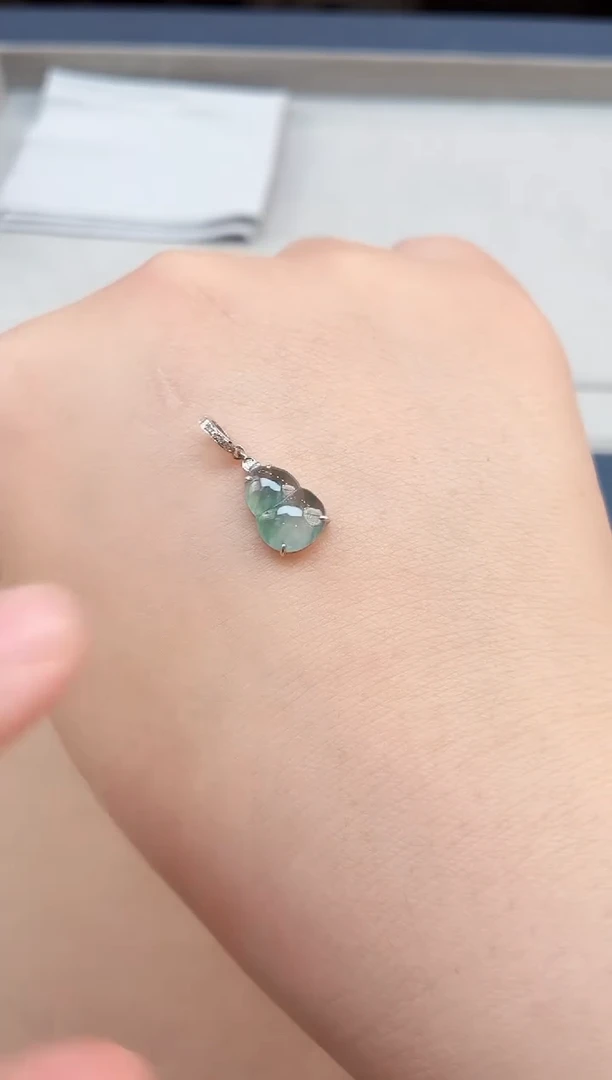 翡翠18K金镶嵌颈饰葫芦