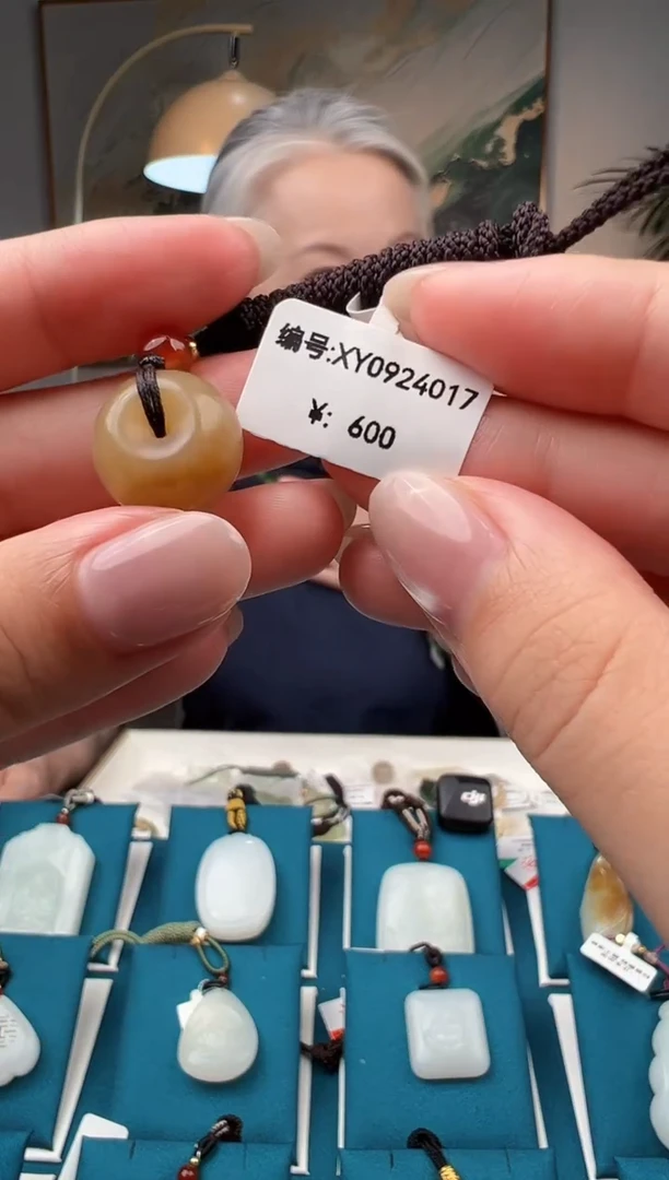 颈饰未镶嵌和田玉吊坠 XY