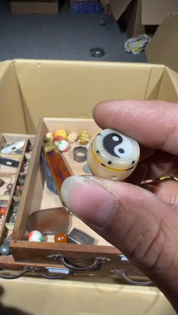 鸿****铺中古商品 默认微瑕