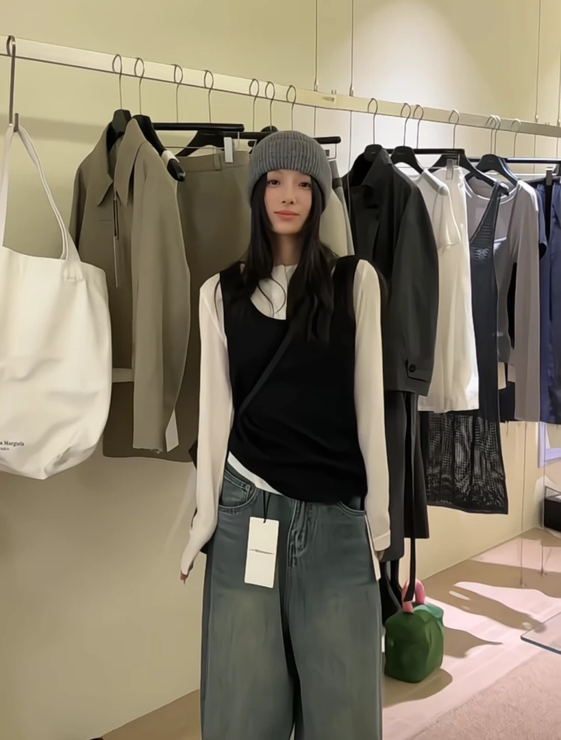 春季新款韩系穿搭黑色针织马甲背心叠穿白色长袖打底衫牛仔短裤