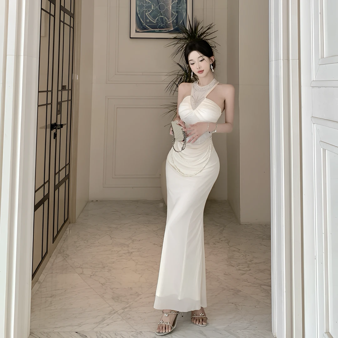 纯欲夏季新款性感烫钻挂脖连衣裙法式气质显瘦收腰包臀长裙配腰链