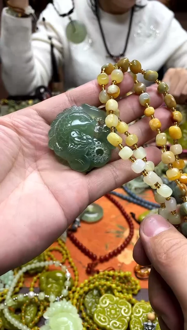 未镶嵌岫玉颈饰?****子·全珠