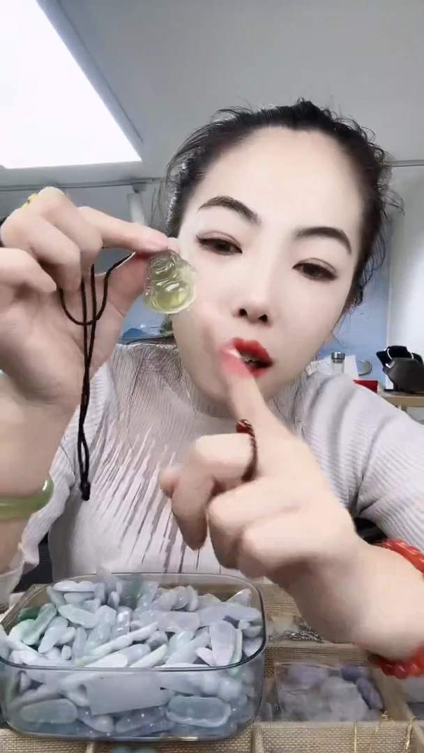【闪购商品】蛇纹石玉颈饰未镶嵌岫玉佛公