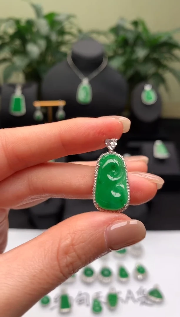 【闪购商品】翡翠颈饰18K金镶嵌绿如意