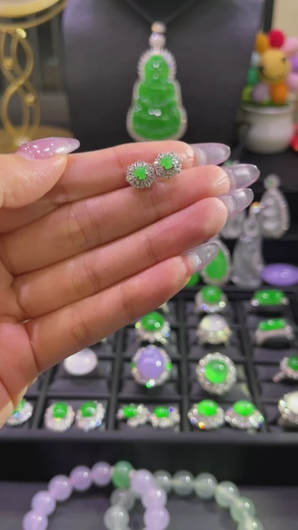 18K金镶嵌翡翠耳饰耳钉