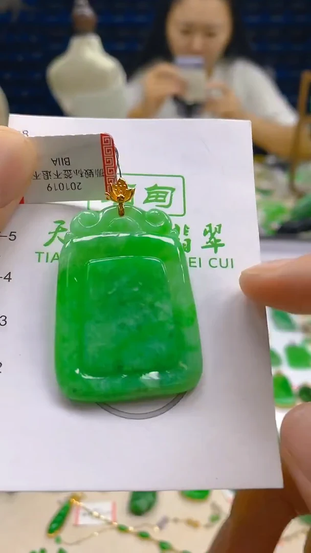 颈饰18K金镶嵌翡翠新号开播 全场乱卖