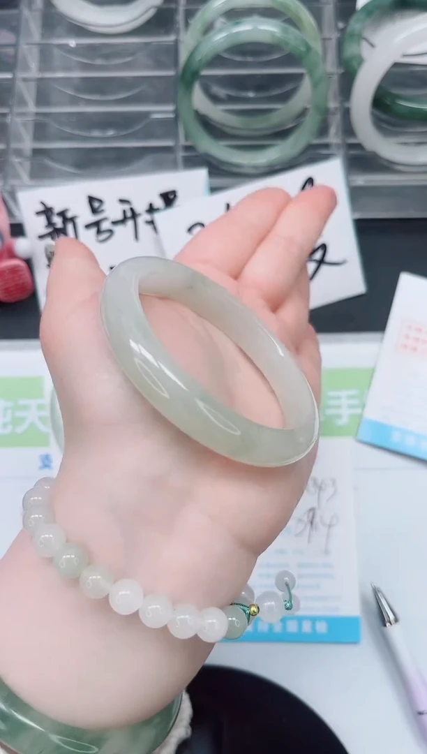 【闪购商品】石英质玉手镯未镶嵌a343