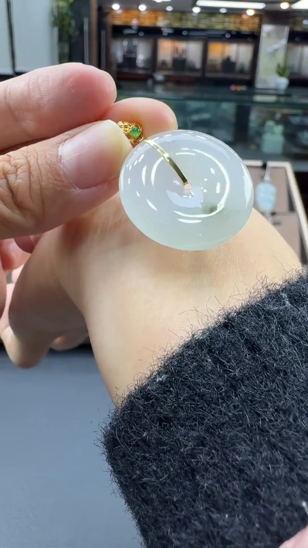 颈饰18K金镶嵌翡翠平安扣