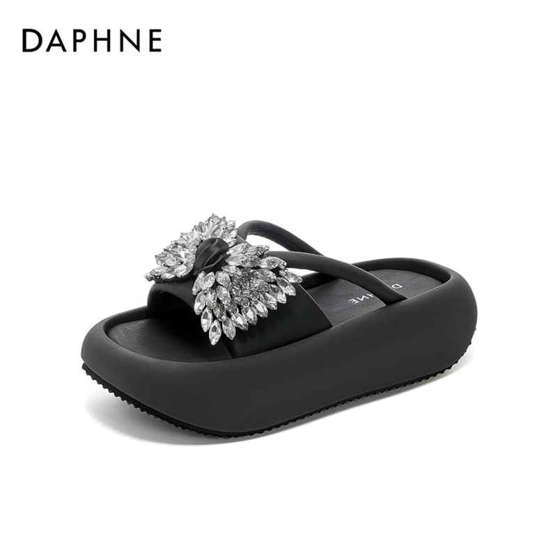 达芙妮2025女士新款夏季休闲凉拖水钻蝴蝶结时尚厚底沙滩鞋一字拖