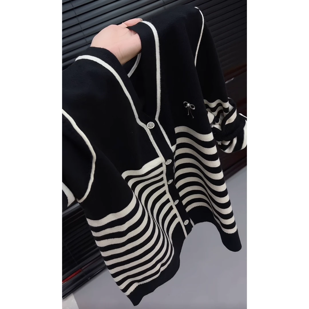 韩系长袖v领拼色条纹黑色上衣女2025早秋小众宽松撞色显瘦开衫