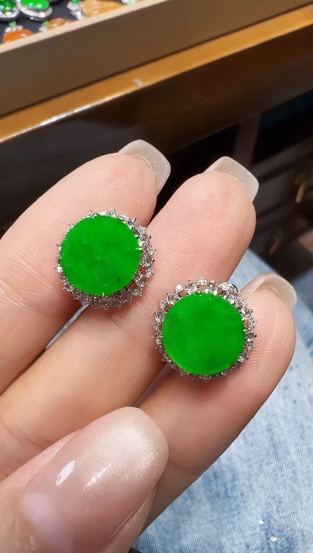 18K金镶嵌翡翠耳饰圆牌