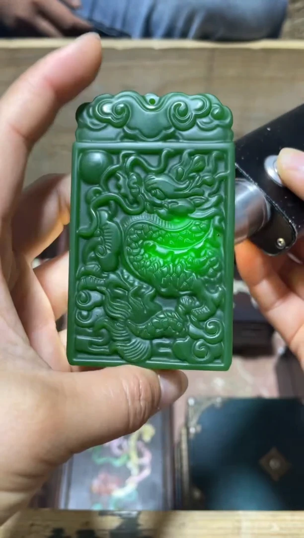 和田玉未镶嵌颈饰菠菜绿大龙牌1件