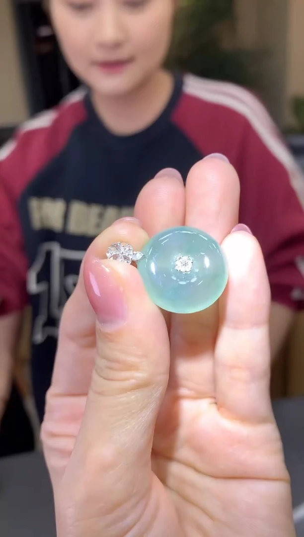 颈饰18K金镶嵌翡翠|不退不换