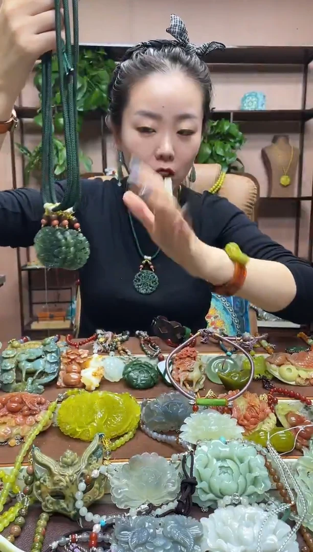 未镶嵌岫玉颈饰多样性发货发其中之一