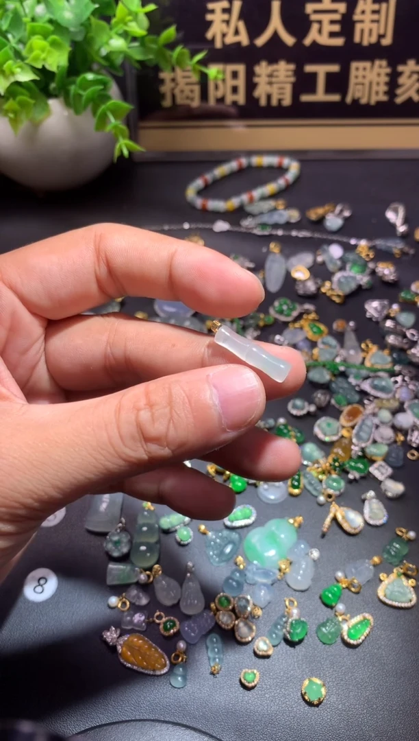 翡翠18K金镶嵌颈饰w**w1