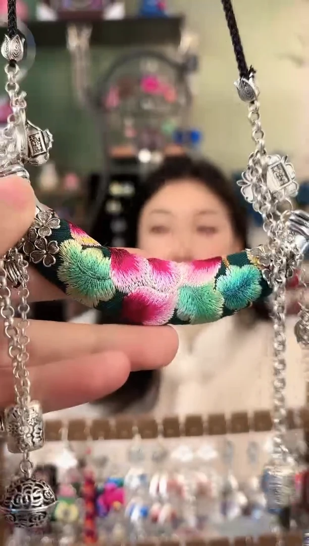 彩云南阁非遗老绣苗银饰品242