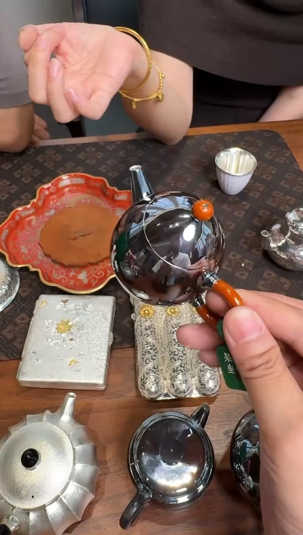 -'呆坐 玄紫镜面小龙蛋壶