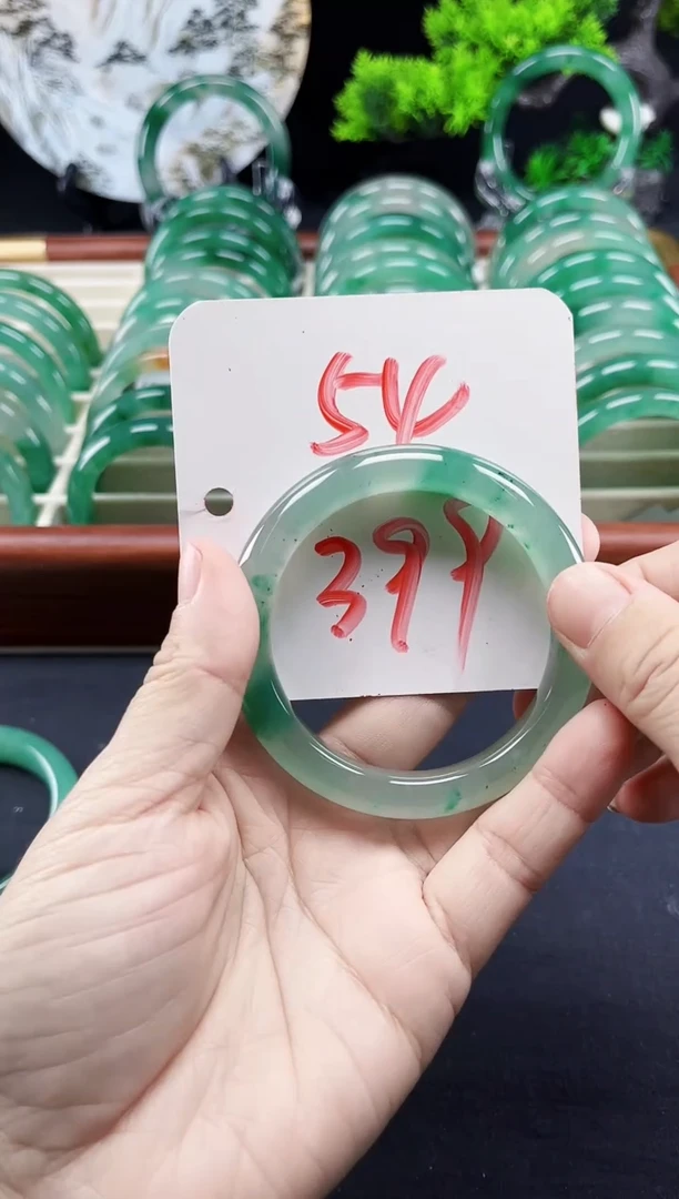 未镶嵌手镯石英质玉（非洲翠）手镯