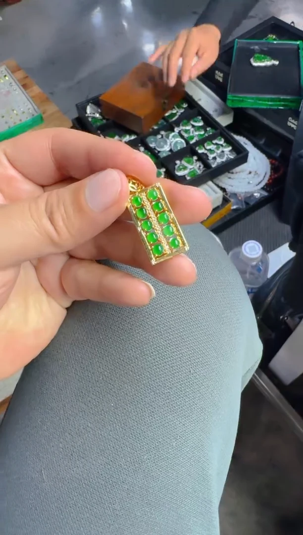 【闪购商品】定制翡翠未镶嵌吊坠多样性发其一