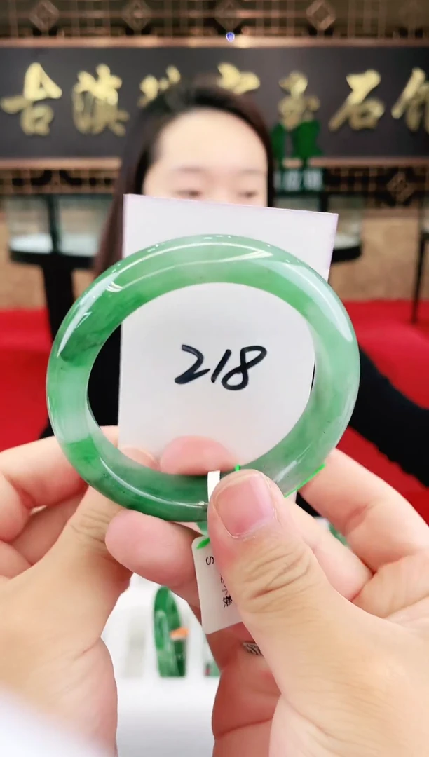 未镶嵌手镯石英质玉（非洲翠）微瑕一经发货运费不退介意勿拍